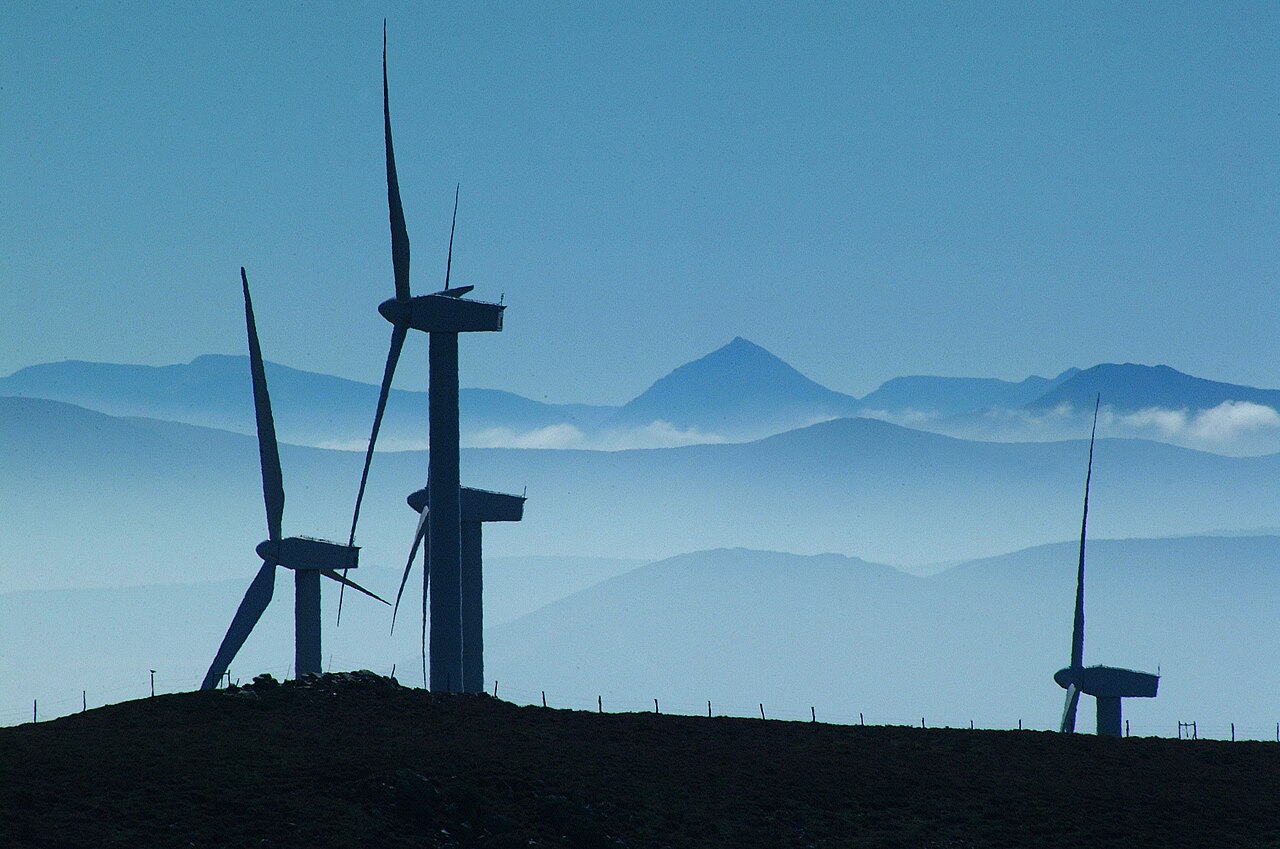 Aerogeneradores en un parque de generación junto a la montaña