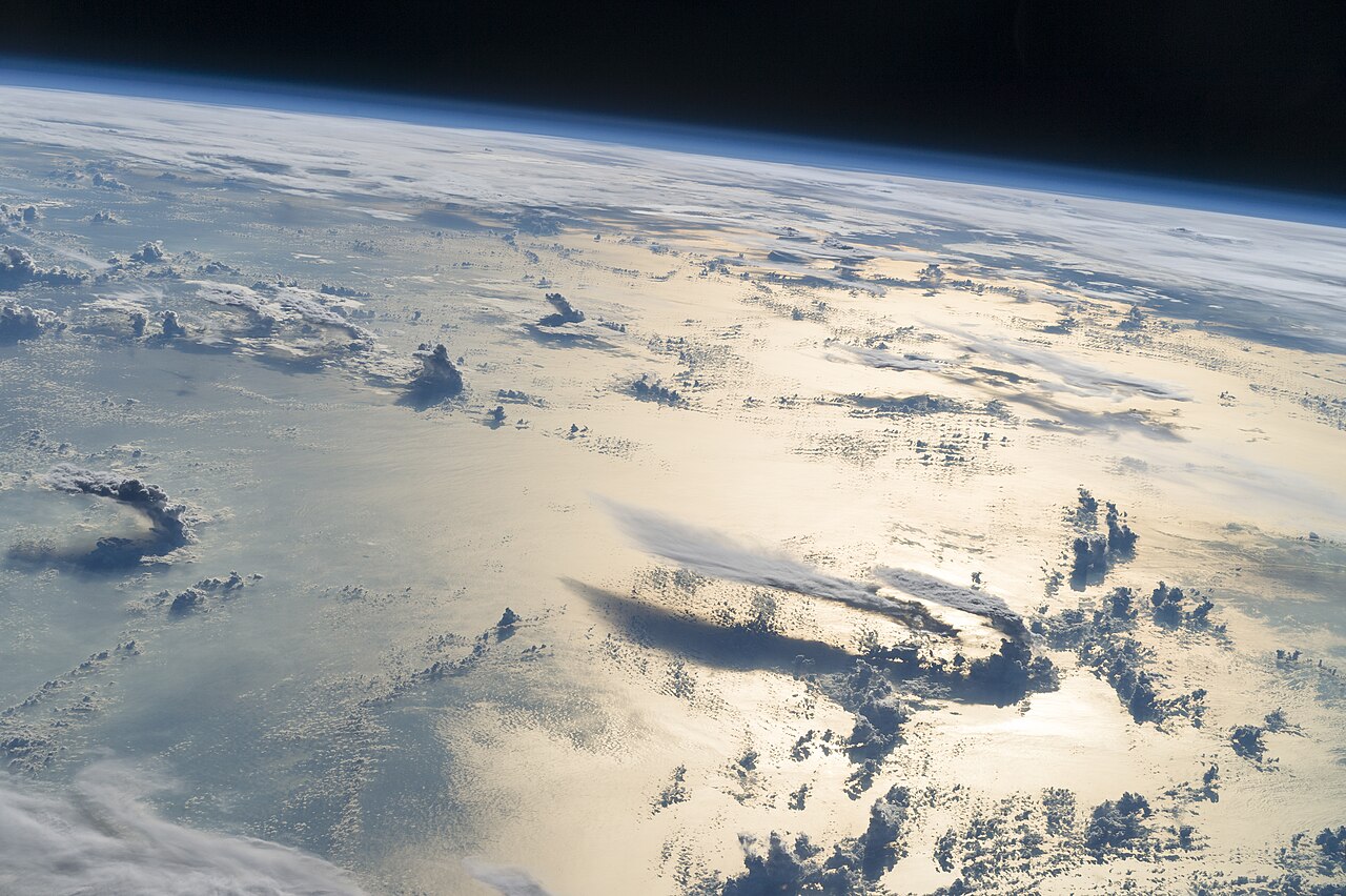 Vista satelital de nubosidad sobre el océano
