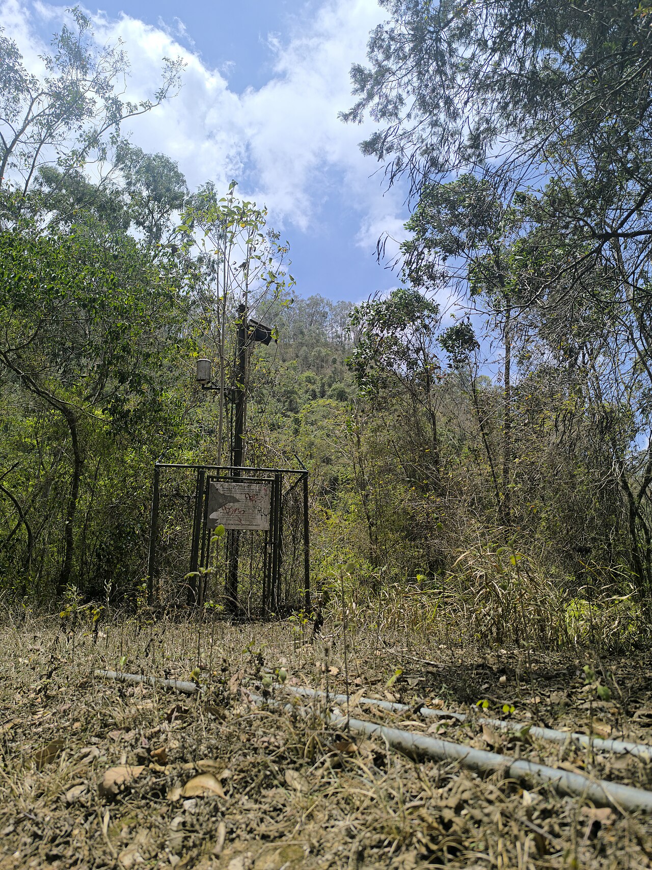Estación de observación meteorológica en un entorno de montaña