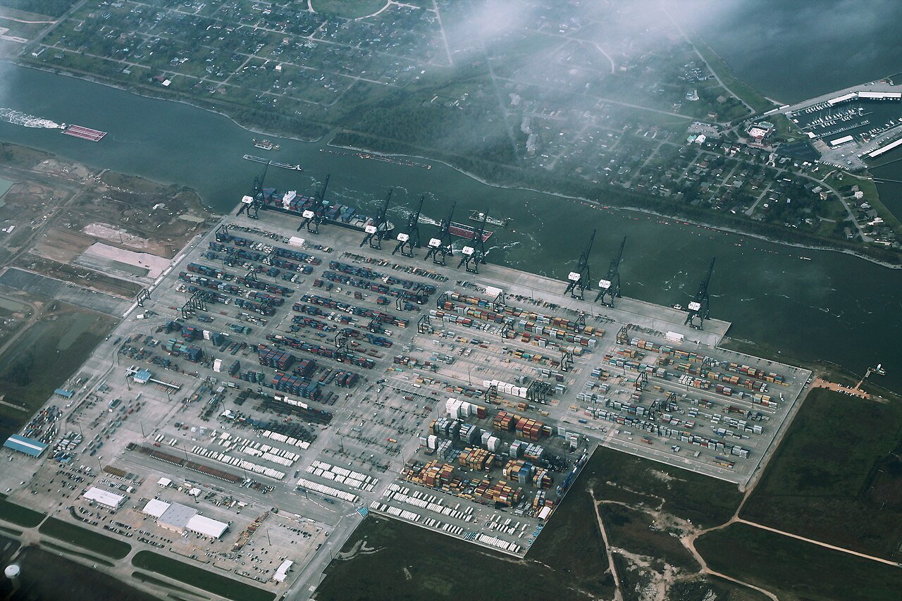 Vista aérea de una terminal de contenedores con grúas