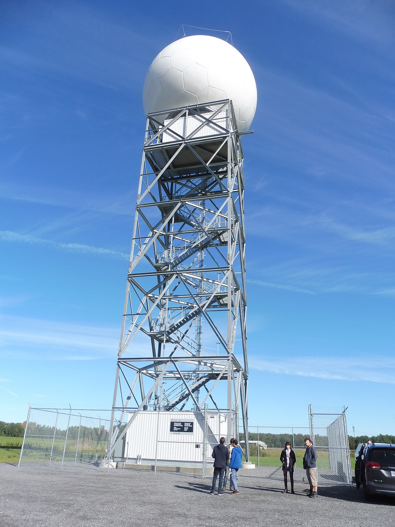 Torre de radar meteorológico con cúpula de antena